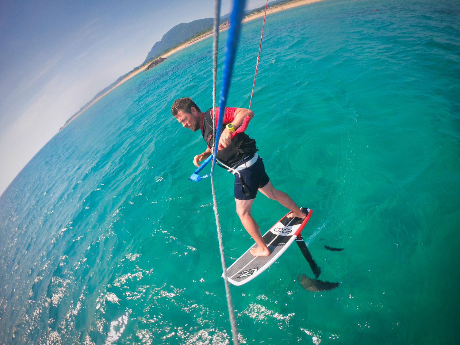 Kitefoiler mit Levitaz Hydrofoil